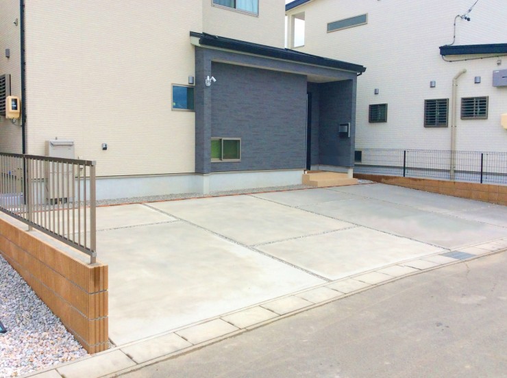 ４台分のコンクリート駐車スペースとお手頃フェンスでシンプル外構　浜松市東区　K様邸
